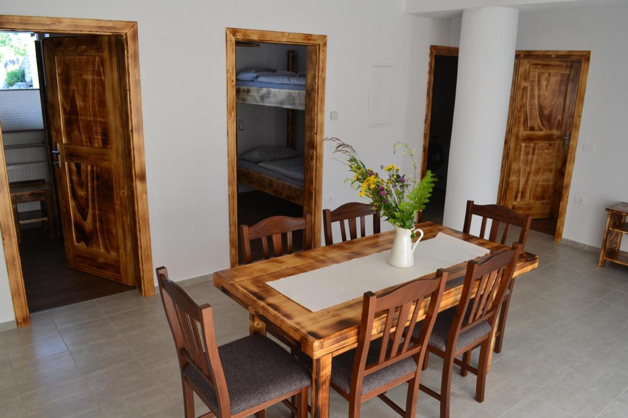 Small Wooden Houses And Apartments Zgornja Dobrava Radovljica Ngoại thất bức ảnh